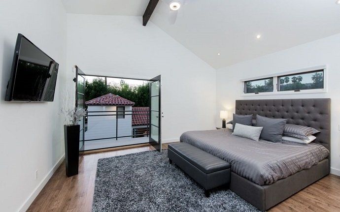 Rihanna pone a la venta su casa de West Hollywood - Fotocasa Life - - Curiosidades - La cantante Rihanna ha puesto a la venta su casa de West Hollywood. La compró en agosto y en octubre ya quiso deshacerse de ella. Así es por dentro.