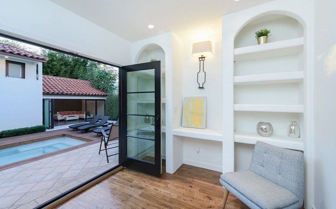 Rihanna pone a la venta su casa de West Hollywood - Fotocasa Life - - Curiosidades - La cantante Rihanna ha puesto a la venta su casa de West Hollywood. La compró en agosto y en octubre ya quiso deshacerse de ella. Así es por dentro.