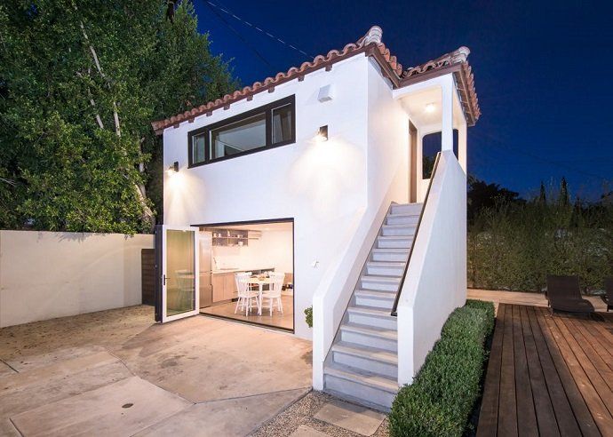 Rihanna pone a la venta su casa de West Hollywood - Fotocasa Life - - Curiosidades - La cantante Rihanna ha puesto a la venta su casa de West Hollywood. La compró en agosto y en octubre ya quiso deshacerse de ella. Así es por dentro.
