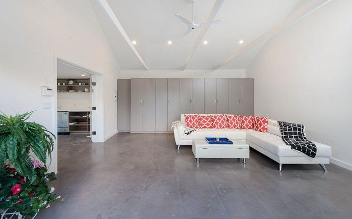 Rihanna pone a la venta su casa de West Hollywood - Fotocasa Life - - Curiosidades - La cantante Rihanna ha puesto a la venta su casa de West Hollywood. La compró en agosto y en octubre ya quiso deshacerse de ella. Así es por dentro.