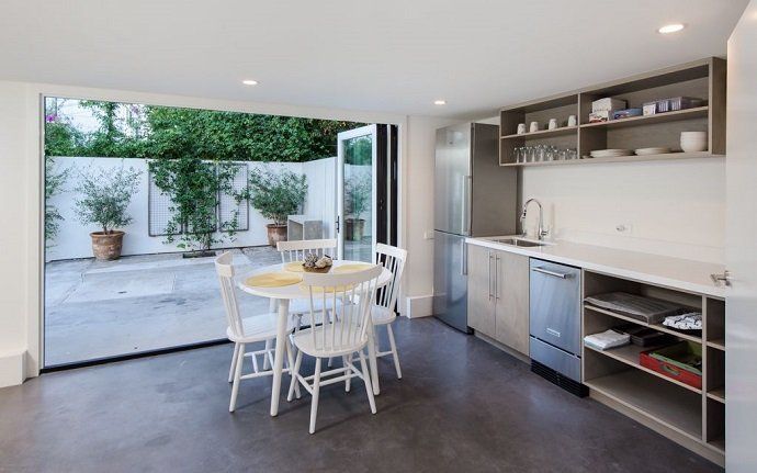 Rihanna pone a la venta su casa de West Hollywood - Fotocasa Life - - Curiosidades - La cantante Rihanna ha puesto a la venta su casa de West Hollywood. La compró en agosto y en octubre ya quiso deshacerse de ella. Así es por dentro.