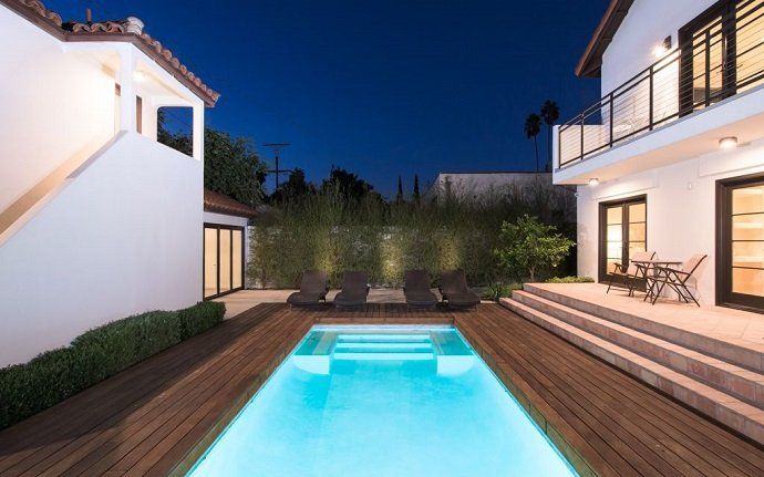 Rihanna pone a la venta su casa de West Hollywood - Fotocasa Life - - Curiosidades - La cantante Rihanna ha puesto a la venta su casa de West Hollywood. La compró en agosto y en octubre ya quiso deshacerse de ella. Así es por dentro.