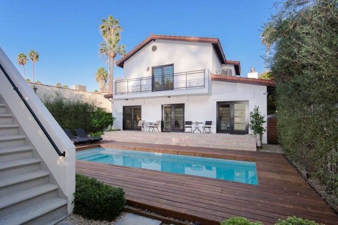 Rihanna pone a la venta su casa de West Hollywood - Fotocasa Life - - Curiosidades - La cantante Rihanna ha puesto a la venta su casa de West Hollywood. La compró en agosto y en octubre ya quiso deshacerse de ella. Así es por dentro.