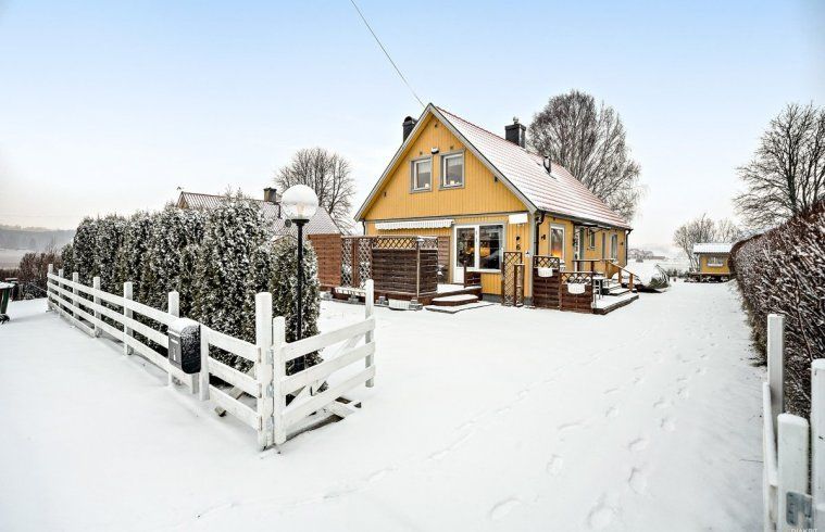 Una casa nórdica preciosa y tranquila para amantes de la nieve - Fotocasa Life - Casas bonitas, Casas curiosas - Curiosidades - Si quieres perderte lejos, muy lejos de aquí, hemos encontrado una casa nórdica que te encantará. Está en Suecia y tiene mucho encanto.