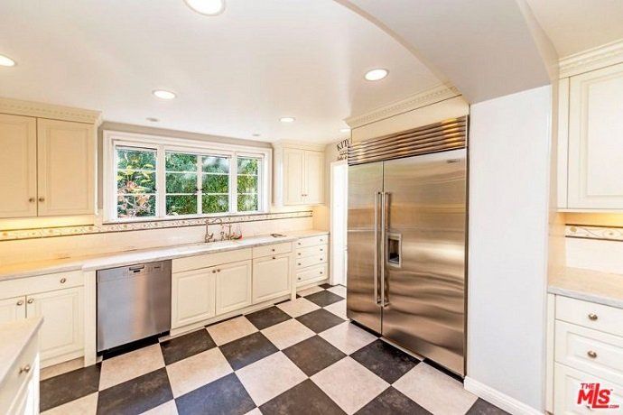 Whoopi Goldberg vende su casa en Los Ángeles por más de 7 millones de euros - Fotocasa Life - Casas de famosos, famosos - Curiosidades - Whoopi Goldberg vende su casa de lujo en Los Ángeles. Cuesta 7 millones de euros y fue construida en 1933, con detalles Art Deco.