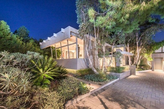Jane Fonda vende su mansión de Beverly Hills - Fotocasa Life Jane Fonda vende su mansión de Beverly Hills - Fotocasa Life - Casas de famosos, famosos - Curiosidades - La actriz Jane Fonda quiere vender su mansión de Beverly Hills. Esta casa de lujo cuesta más de 8 millones de dólares. Te la mostramos en fotos por dentro.