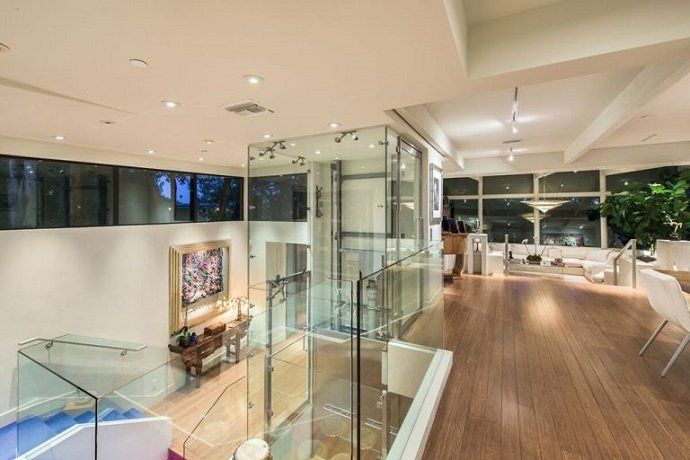 Jane Fonda vende su mansión de Beverly Hills - Fotocasa Life Jane Fonda vende su mansión de Beverly Hills - Fotocasa Life - Casas de famosos, famosos - Curiosidades - La actriz Jane Fonda quiere vender su mansión de Beverly Hills. Esta casa de lujo cuesta más de 8 millones de dólares. Te la mostramos en fotos por dentro.
