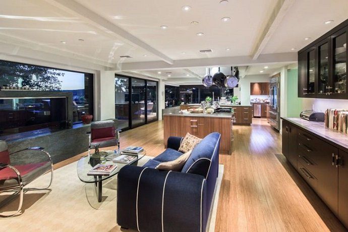 Jane Fonda vende su mansión de Beverly Hills - Fotocasa Life Jane Fonda vende su mansión de Beverly Hills - Fotocasa Life - Casas de famosos, famosos - Curiosidades - La actriz Jane Fonda quiere vender su mansión de Beverly Hills. Esta casa de lujo cuesta más de 8 millones de dólares. Te la mostramos en fotos por dentro.