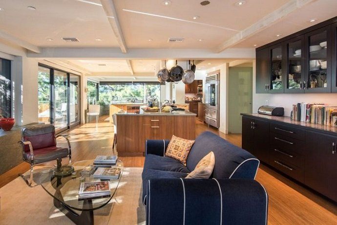 Jane Fonda vende su mansión de Beverly Hills - Fotocasa Life Jane Fonda vende su mansión de Beverly Hills - Fotocasa Life - Casas de famosos, famosos - Curiosidades - La actriz Jane Fonda quiere vender su mansión de Beverly Hills. Esta casa de lujo cuesta más de 8 millones de dólares. Te la mostramos en fotos por dentro.