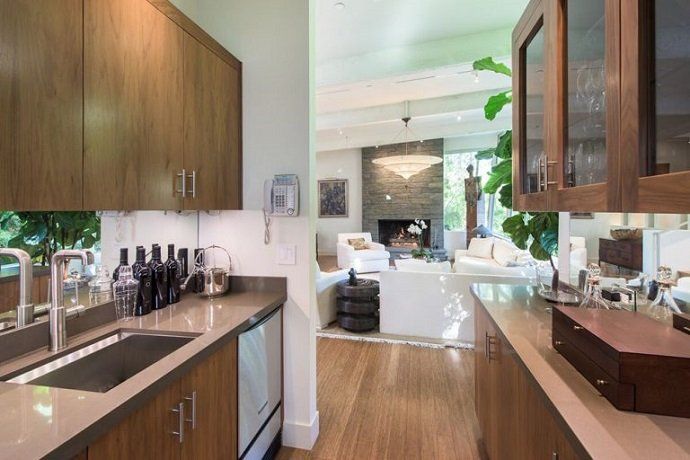 Jane Fonda vende su mansión de Beverly Hills - Fotocasa Life Jane Fonda vende su mansión de Beverly Hills - Fotocasa Life - Casas de famosos, famosos - Curiosidades - La actriz Jane Fonda quiere vender su mansión de Beverly Hills. Esta casa de lujo cuesta más de 8 millones de dólares. Te la mostramos en fotos por dentro.