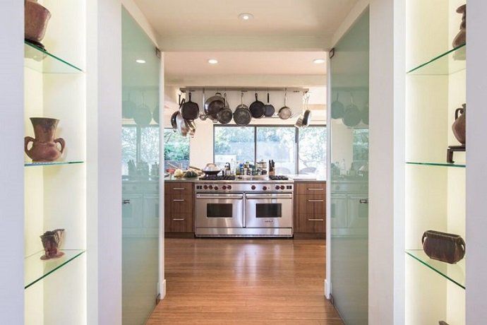Jane Fonda vende su mansión de Beverly Hills - Fotocasa Life Jane Fonda vende su mansión de Beverly Hills - Fotocasa Life - Casas de famosos, famosos - Curiosidades - La actriz Jane Fonda quiere vender su mansión de Beverly Hills. Esta casa de lujo cuesta más de 8 millones de dólares. Te la mostramos en fotos por dentro.