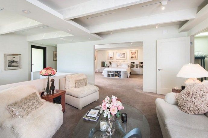 Jane Fonda vende su mansión de Beverly Hills - Fotocasa Life Jane Fonda vende su mansión de Beverly Hills - Fotocasa Life - Casas de famosos, famosos - Curiosidades - La actriz Jane Fonda quiere vender su mansión de Beverly Hills. Esta casa de lujo cuesta más de 8 millones de dólares. Te la mostramos en fotos por dentro.