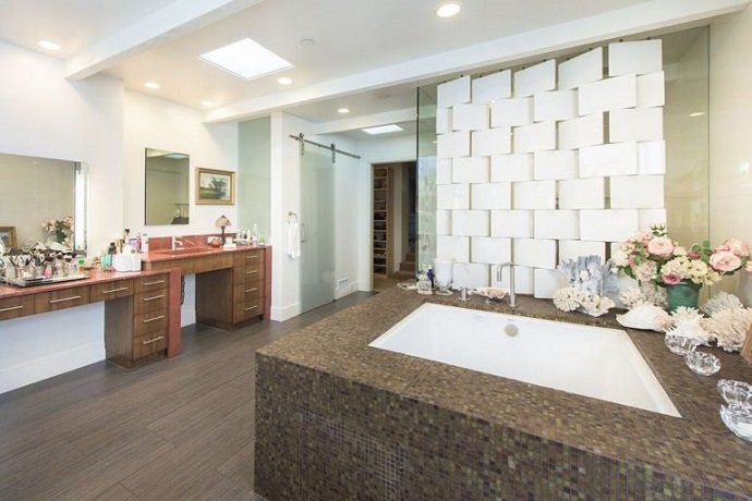 Jane Fonda vende su mansión de Beverly Hills - Fotocasa Life Jane Fonda vende su mansión de Beverly Hills - Fotocasa Life - Casas de famosos, famosos - Curiosidades - La actriz Jane Fonda quiere vender su mansión de Beverly Hills. Esta casa de lujo cuesta más de 8 millones de dólares. Te la mostramos en fotos por dentro.