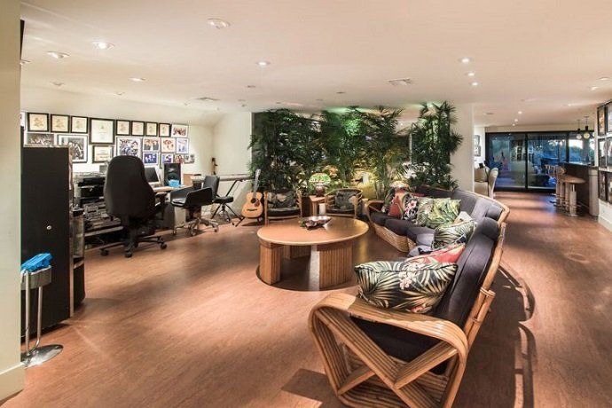 Jane Fonda vende su mansión de Beverly Hills - Fotocasa Life Jane Fonda vende su mansión de Beverly Hills - Fotocasa Life - Casas de famosos, famosos - Curiosidades - La actriz Jane Fonda quiere vender su mansión de Beverly Hills. Esta casa de lujo cuesta más de 8 millones de dólares. Te la mostramos en fotos por dentro.