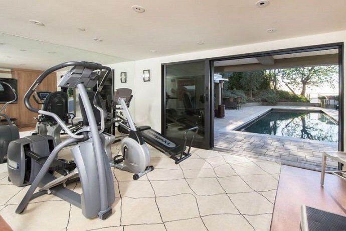 Jane Fonda vende su mansión de Beverly Hills - Fotocasa Life Jane Fonda vende su mansión de Beverly Hills - Fotocasa Life - Casas de famosos, famosos - Curiosidades - La actriz Jane Fonda quiere vender su mansión de Beverly Hills. Esta casa de lujo cuesta más de 8 millones de dólares. Te la mostramos en fotos por dentro.