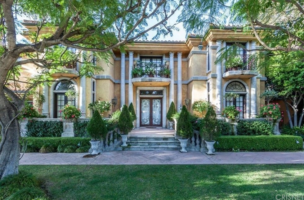 La casa que Charlie Sheen vende en Beverly Hills - Fotocasa Life - Casas de famosos, famosos - Curiosidades - Esta es la casa que Charlie Sheen quiere vender en Beverly Hills. Así es por dentro la mansión del ex protagonista de Dos hombres y medio.