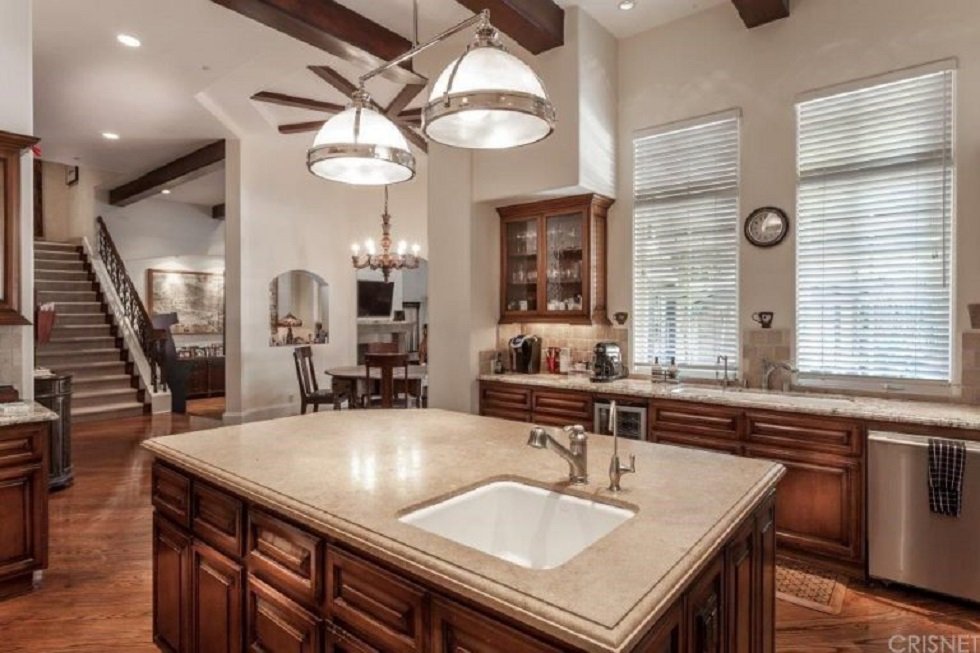 La casa que Charlie Sheen vende en Beverly Hills - Fotocasa Life - Casas de famosos, famosos - Curiosidades - Esta es la casa que Charlie Sheen quiere vender en Beverly Hills. Así es por dentro la mansión del ex protagonista de Dos hombres y medio.