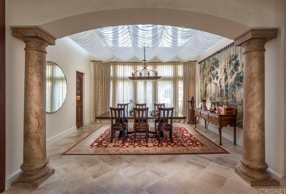 La casa que Charlie Sheen vende en Beverly Hills - Fotocasa Life - Casas de famosos, famosos - Curiosidades - Esta es la casa que Charlie Sheen quiere vender en Beverly Hills. Así es por dentro la mansión del ex protagonista de Dos hombres y medio.