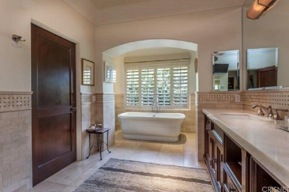 La casa que Charlie Sheen vende en Beverly Hills - Fotocasa Life - Casas de famosos, famosos - Curiosidades - Esta es la casa que Charlie Sheen quiere vender en Beverly Hills. Así es por dentro la mansión del ex protagonista de Dos hombres y medio.