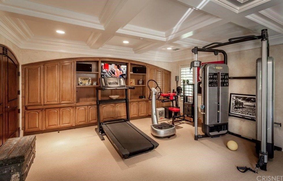 La casa que Charlie Sheen vende en Beverly Hills - Fotocasa Life - Casas de famosos, famosos - Curiosidades - Esta es la casa que Charlie Sheen quiere vender en Beverly Hills. Así es por dentro la mansión del ex protagonista de Dos hombres y medio.