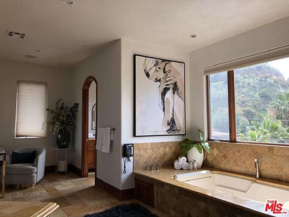 Esta es la casa que vende Eva Longoria en Hollywood Hills - Fotocasa Life Esta es la casa que vende Eva Longoria en Hollywood Hills - Fotocasa Life - Casas de famosos, famosos - Curiosidades - Eva Longoria quiere vender su casa en Hollywood Hills. Ahora puedes ver cómo es por dentro esta mansión de lujo en una buena colección de imágenes.