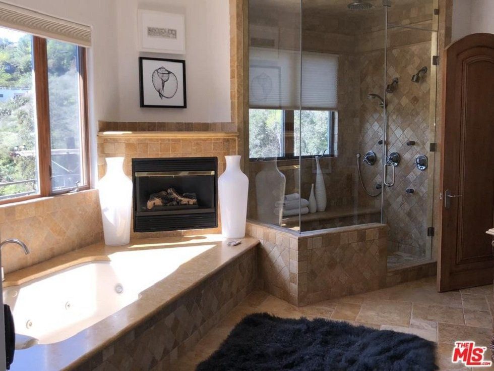 Esta es la casa que vende Eva Longoria en Hollywood Hills - Fotocasa Life Esta es la casa que vende Eva Longoria en Hollywood Hills - Fotocasa Life - Casas de famosos, famosos - Curiosidades - Eva Longoria quiere vender su casa en Hollywood Hills. Ahora puedes ver cómo es por dentro esta mansión de lujo en una buena colección de imágenes.