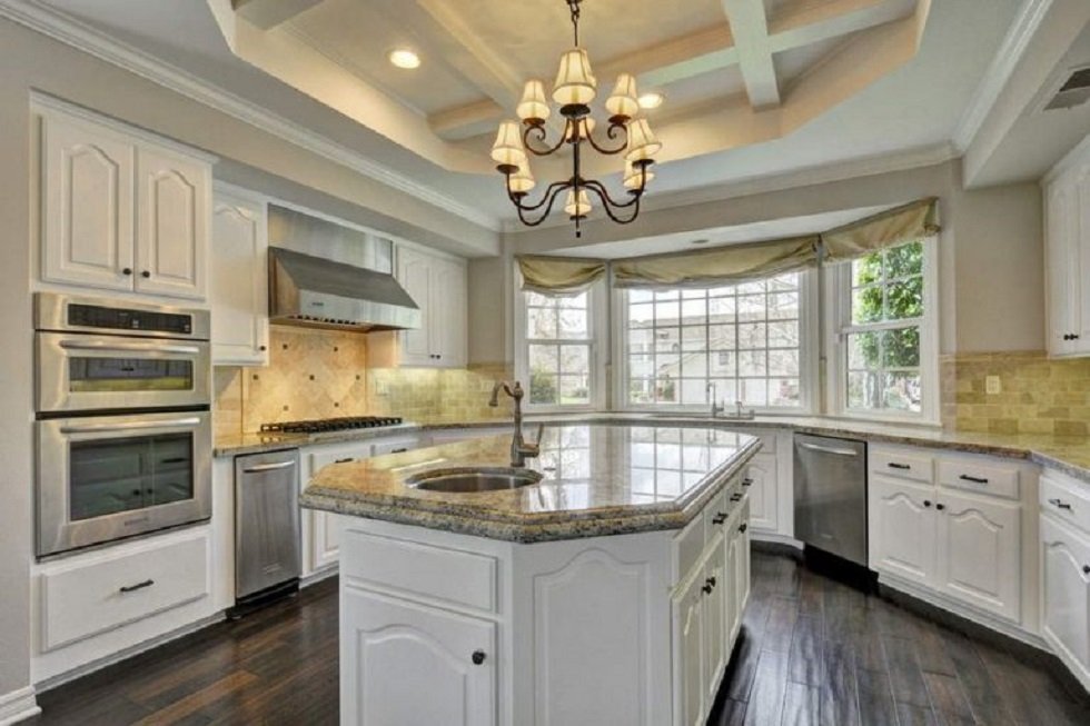 Esta es la casa que vende Guillermo del Toro en Agoura Hills - Fotocasa Life - Casas de famosos, famosos - Curiosidades - Es una mansión de ensueño. La casa que vende Guillermo del Toro en Agoura Hills (California). Y que ahora puedes ver por dentro.