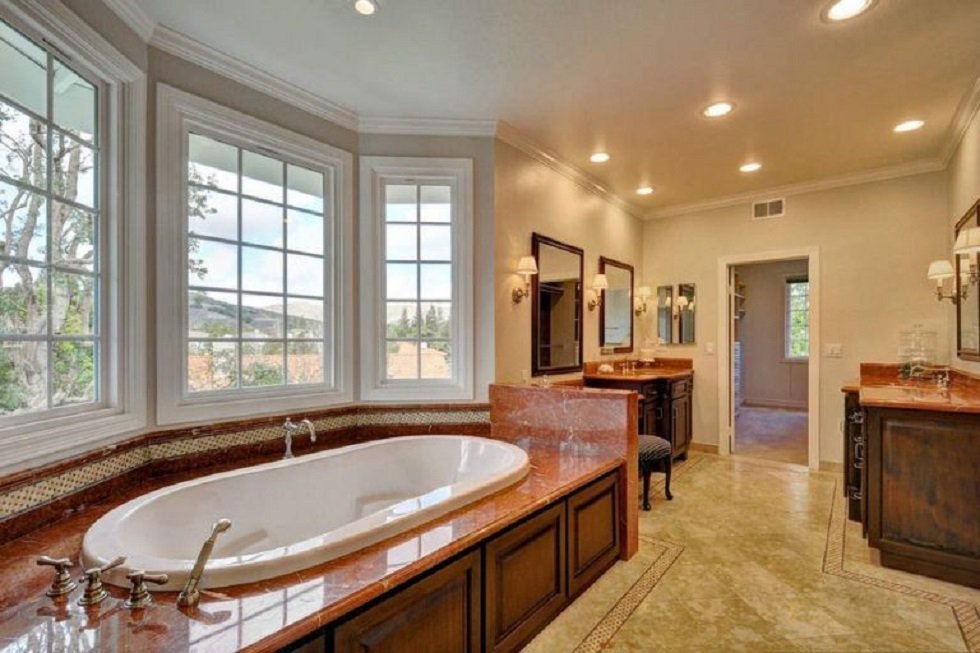 Esta es la casa que vende Guillermo del Toro en Agoura Hills - Fotocasa Life - Casas de famosos, famosos - Curiosidades - Es una mansión de ensueño. La casa que vende Guillermo del Toro en Agoura Hills (California). Y que ahora puedes ver por dentro.