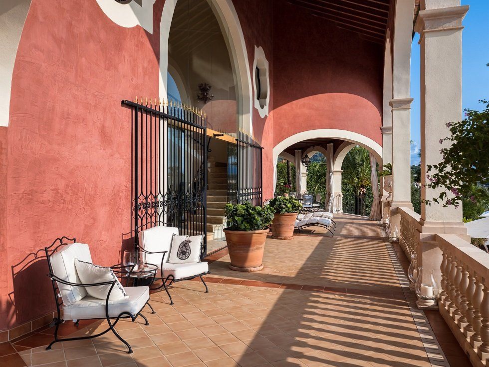 A la venta por 13 millones de euros la residencia de Adolfo Suárez en Mallorca - Fotocasa Life - Baleares, Casas de famosos, famosos, Islas Baleares - Curiosidades - La residencia de Adolfo Suárez en Mallorca sale a la venta ahora. La casa es un espectacular hexágono rodeado de bosques mediterráneos.