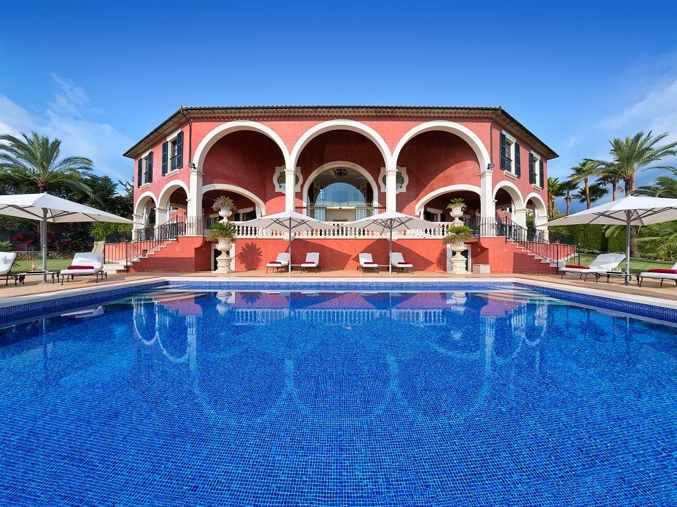 A la venta por 13 millones de euros la residencia de Adolfo Suárez en Mallorca - Fotocasa Life - Baleares, Casas de famosos, famosos, Islas Baleares - Curiosidades - La residencia de Adolfo Suárez en Mallorca sale a la venta ahora. La casa es un espectacular hexágono rodeado de bosques mediterráneos.