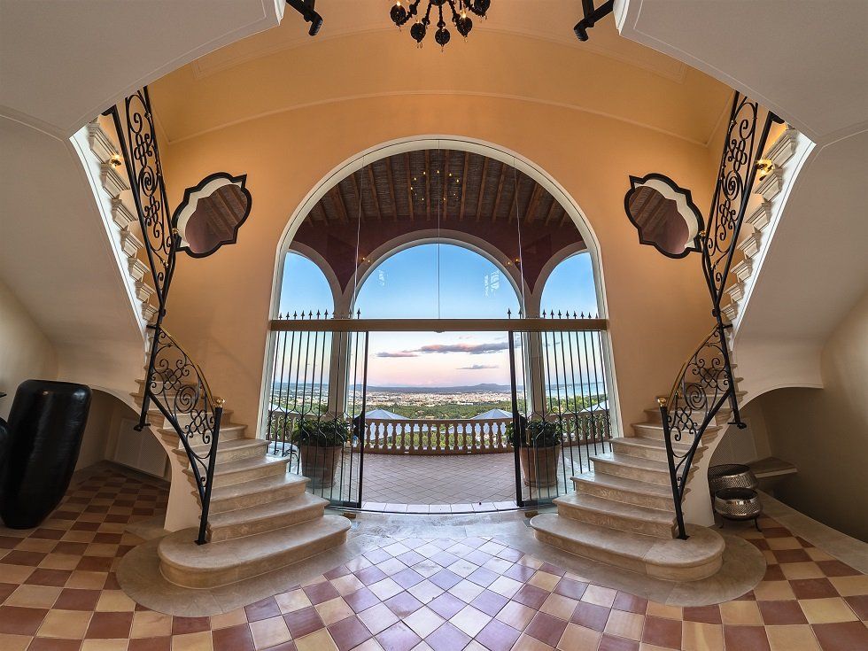 A la venta por 13 millones de euros la residencia de Adolfo Suárez en Mallorca - Fotocasa Life - Baleares, Casas de famosos, famosos, Islas Baleares - Curiosidades - La residencia de Adolfo Suárez en Mallorca sale a la venta ahora. La casa es un espectacular hexágono rodeado de bosques mediterráneos.