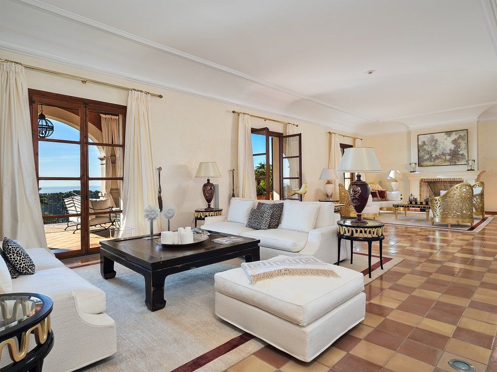 A la venta por 13 millones de euros la residencia de Adolfo Suárez en Mallorca - Fotocasa Life - Baleares, Casas de famosos, famosos, Islas Baleares - Curiosidades - La residencia de Adolfo Suárez en Mallorca sale a la venta ahora. La casa es un espectacular hexágono rodeado de bosques mediterráneos.