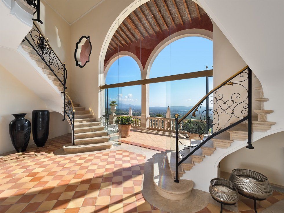 A la venta por 13 millones de euros la residencia de Adolfo Suárez en Mallorca - Fotocasa Life - Baleares, Casas de famosos, famosos, Islas Baleares - Curiosidades - La residencia de Adolfo Suárez en Mallorca sale a la venta ahora. La casa es un espectacular hexágono rodeado de bosques mediterráneos.