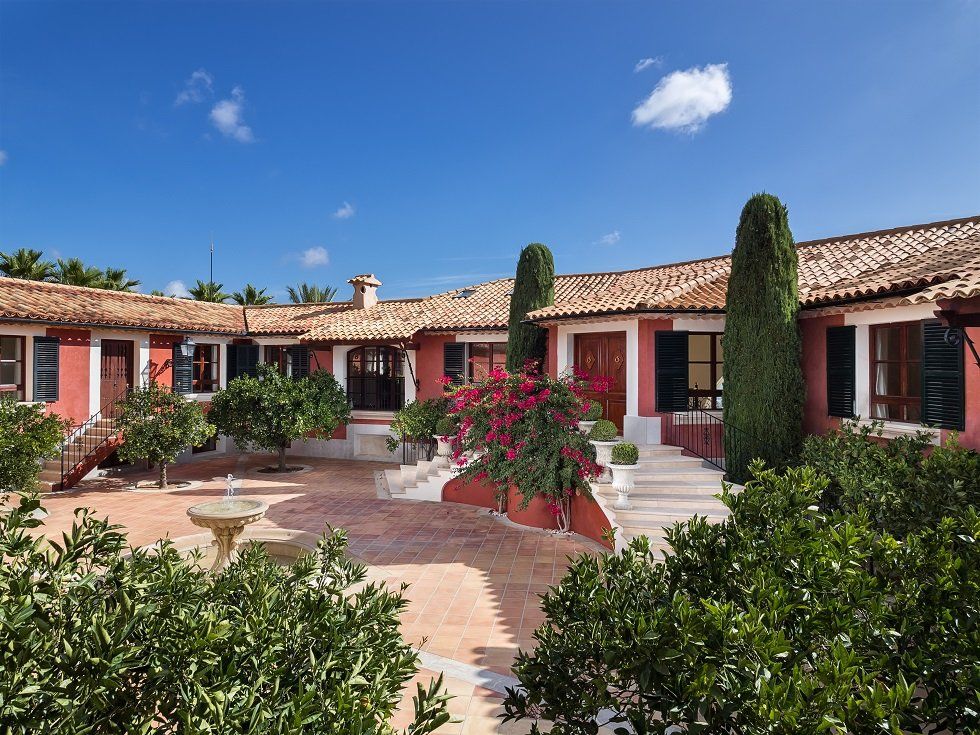 A la venta por 13 millones de euros la residencia de Adolfo Suárez en Mallorca - Fotocasa Life - Baleares, Casas de famosos, famosos, Islas Baleares - Curiosidades - La residencia de Adolfo Suárez en Mallorca sale a la venta ahora. La casa es un espectacular hexágono rodeado de bosques mediterráneos.