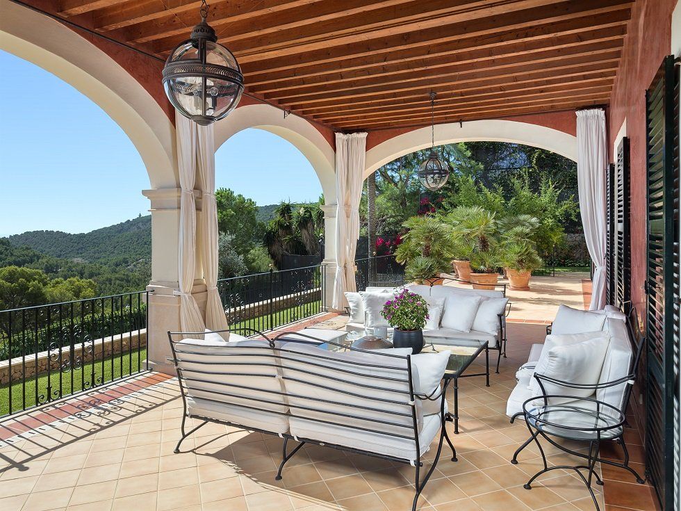 A la venta por 13 millones de euros la residencia de Adolfo Suárez en Mallorca - Fotocasa Life - Baleares, Casas de famosos, famosos, Islas Baleares - Curiosidades - La residencia de Adolfo Suárez en Mallorca sale a la venta ahora. La casa es un espectacular hexágono rodeado de bosques mediterráneos.