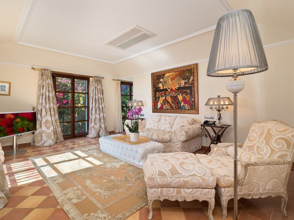 A la venta por 13 millones de euros la residencia de Adolfo Suárez en Mallorca - Fotocasa Life - Baleares, Casas de famosos, famosos, Islas Baleares - Curiosidades - La residencia de Adolfo Suárez en Mallorca sale a la venta ahora. La casa es un espectacular hexágono rodeado de bosques mediterráneos.