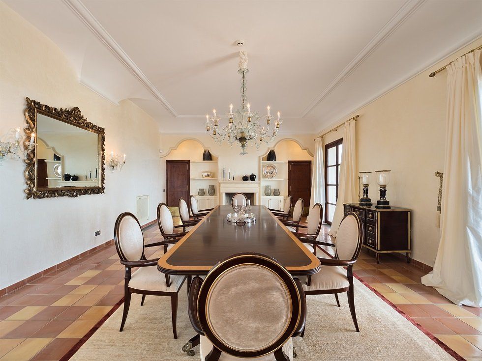 A la venta por 13 millones de euros la residencia de Adolfo Suárez en Mallorca - Fotocasa Life - Baleares, Casas de famosos, famosos, Islas Baleares - Curiosidades - La residencia de Adolfo Suárez en Mallorca sale a la venta ahora. La casa es un espectacular hexágono rodeado de bosques mediterráneos.