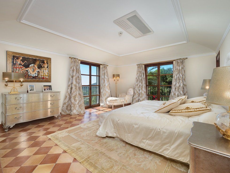 A la venta por 13 millones de euros la residencia de Adolfo Suárez en Mallorca - Fotocasa Life - Baleares, Casas de famosos, famosos, Islas Baleares - Curiosidades - La residencia de Adolfo Suárez en Mallorca sale a la venta ahora. La casa es un espectacular hexágono rodeado de bosques mediterráneos.