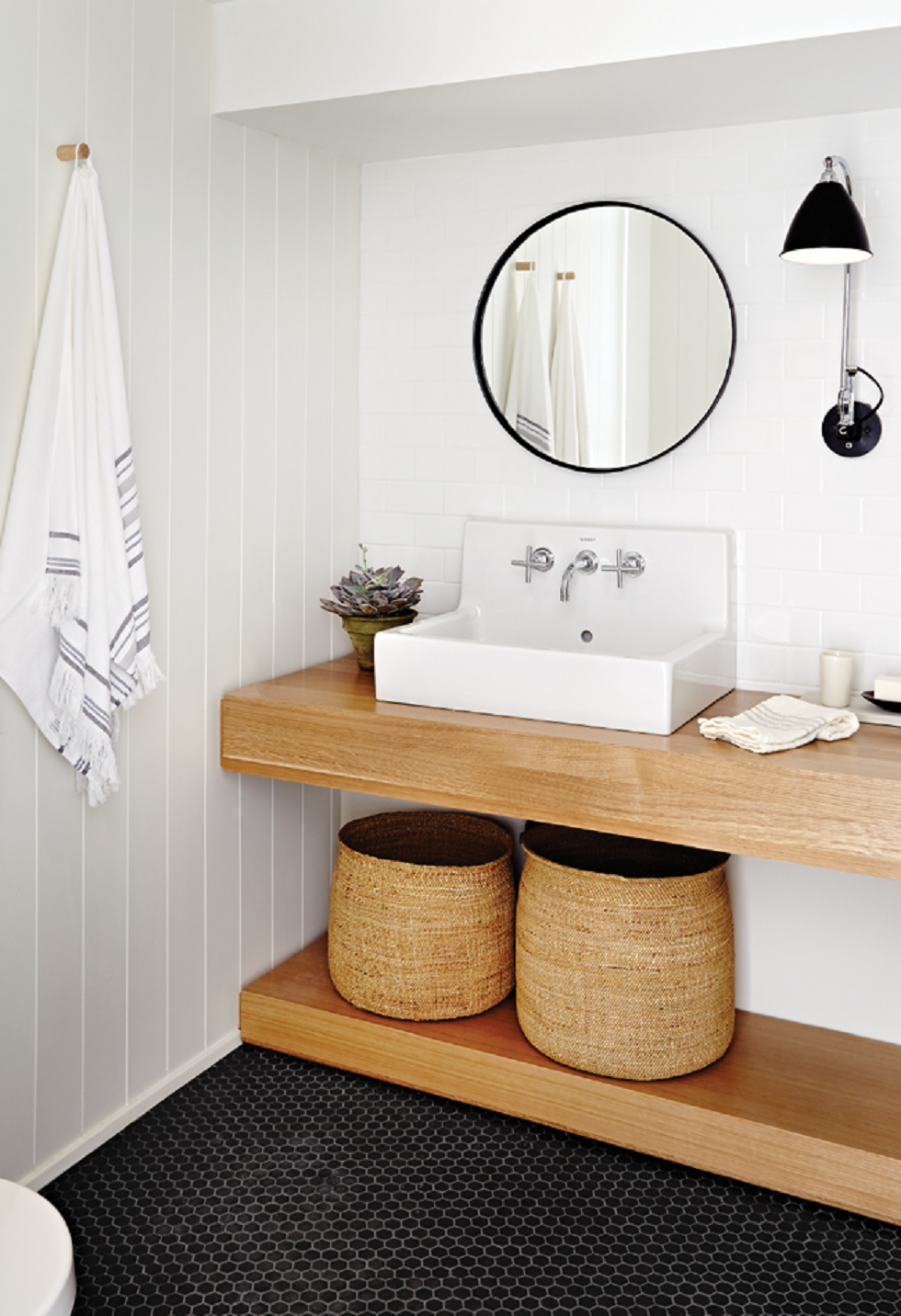 Claves para elegir el lavabo que más te conviene - Fotocasa Life - Baño, Baños, Baños prácticos, Cuarto de baño, Decoración de baños, Reformas baños - Decoración - El baño es una de las estancias más importantes de la casa. Hoy te damos las claves para elegir el lavabo que más te conviene según tu estilo y necesidades.