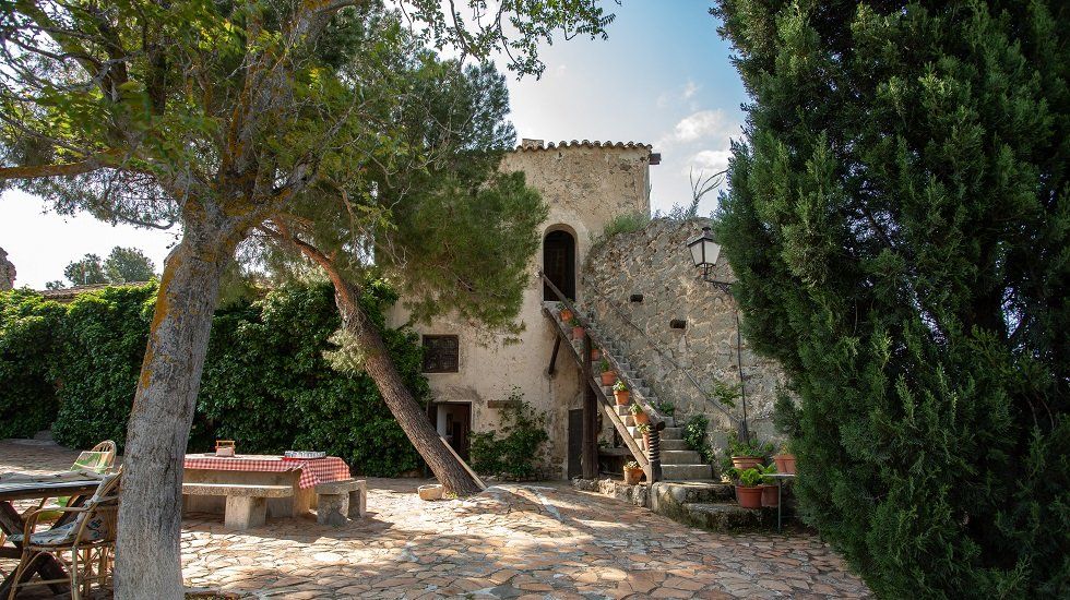 RE/MAX vende la finca del Condado de Casasola - Fotocasa Life - compra, Compraventa, Inversión inmobiliaria - Compraventa - La compañía RE/MAX acaba de anunciar la puesta en venta del castillo de Casasola, en el término municipal de Chinchón, a 30 km de Madrid y 20 de Aranjuez.
