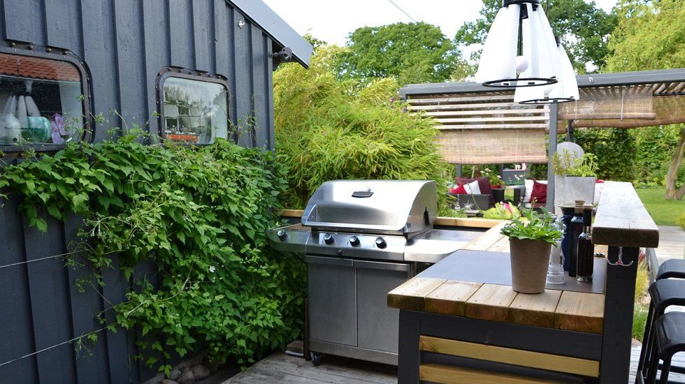 Ideas para disfrutar de una cocina de exteriores - Fotocasa Life Ideas para disfrutar de una cocina de exteriores - Fotocasa Life - cocina abierta reforma, Cocinas, Cocinas funcionales, Cocinas pequeñas, Cocinas prácticas, Decoración de jardín, Distribución de cocinas, Jardín, Materiales de cocina, Mobiliario de cocinas, propósitos verano, reforma cocina, Terraza, terraza de verano, Verano - Hogar - ¿Pensando en una cocina de exteriores? Aquí tienes unas cuantas ideas que no debes pasar por alto si quieres conseguir una buena cocina de verano.