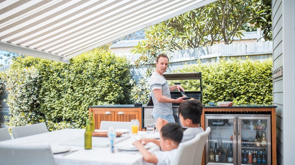 Ideas para disfrutar de una cocina de exteriores - Fotocasa Life Ideas para disfrutar de una cocina de exteriores - Fotocasa Life - cocina abierta reforma, Cocinas, Cocinas funcionales, Cocinas pequeñas, Cocinas prácticas, Decoración de jardín, Distribución de cocinas, Jardín, Materiales de cocina, Mobiliario de cocinas, propósitos verano, reforma cocina, Terraza, terraza de verano, Verano - Hogar - ¿Pensando en una cocina de exteriores? Aquí tienes unas cuantas ideas que no debes pasar por alto si quieres conseguir una buena cocina de verano.
