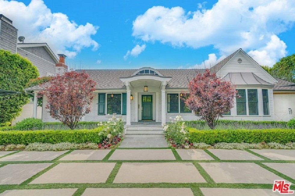 Selena Gómez, la estrella de Disney vende su casa para mudarse a otra mansión - Fotocasa Life - Casas de famosos, famosos - Curiosidades - Selena Gómez quiere vender una de sus casas, situada en Studio City. La compró el año pasado pero ahora quiere deshacerse de ella.