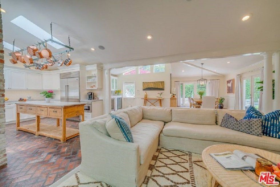 Selena Gómez, la estrella de Disney vende su casa para mudarse a otra mansión - Fotocasa Life - Casas de famosos, famosos - Curiosidades - Selena Gómez quiere vender una de sus casas, situada en Studio City. La compró el año pasado pero ahora quiere deshacerse de ella.