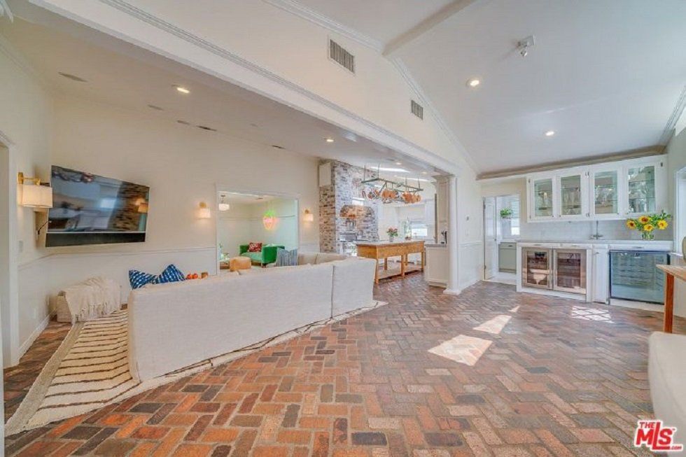 Selena Gómez, la estrella de Disney vende su casa para mudarse a otra mansión - Fotocasa Life - Casas de famosos, famosos - Curiosidades - Selena Gómez quiere vender una de sus casas, situada en Studio City. La compró el año pasado pero ahora quiere deshacerse de ella.