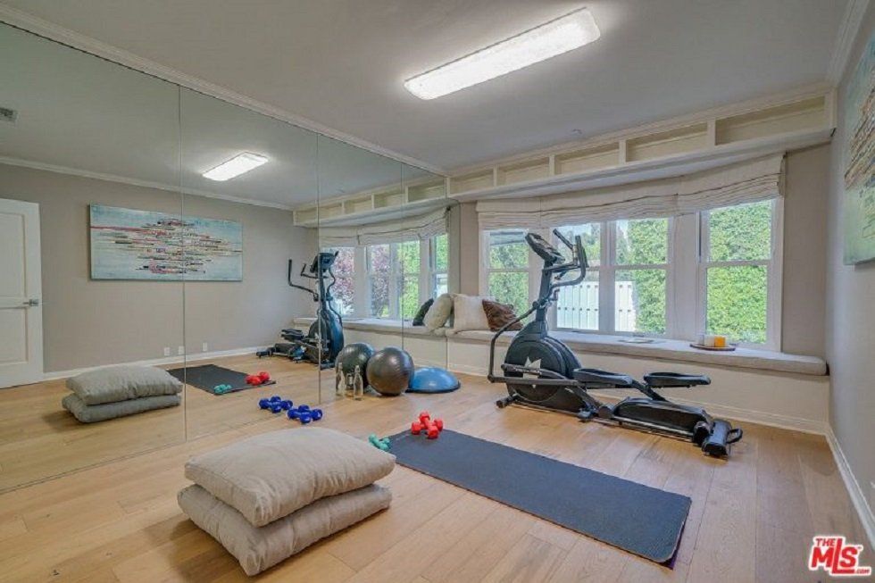 Selena Gómez, la estrella de Disney vende su casa para mudarse a otra mansión - Fotocasa Life - Casas de famosos, famosos - Curiosidades - Selena Gómez quiere vender una de sus casas, situada en Studio City. La compró el año pasado pero ahora quiere deshacerse de ella.