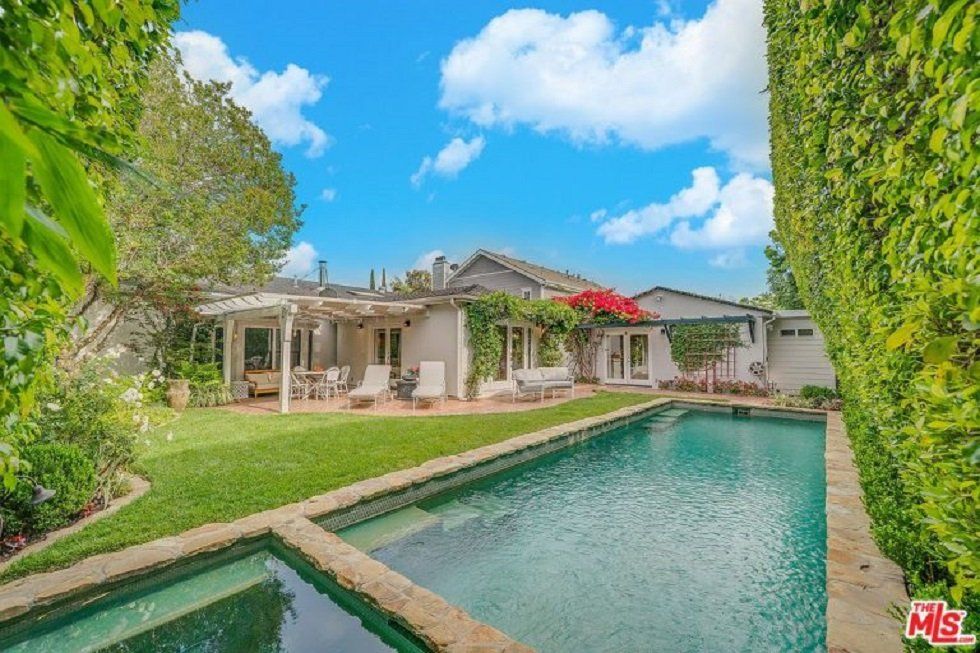 Selena Gómez, la estrella de Disney vende su casa para mudarse a otra mansión - Fotocasa Life - Casas de famosos, famosos - Curiosidades - Selena Gómez quiere vender una de sus casas, situada en Studio City. La compró el año pasado pero ahora quiere deshacerse de ella.