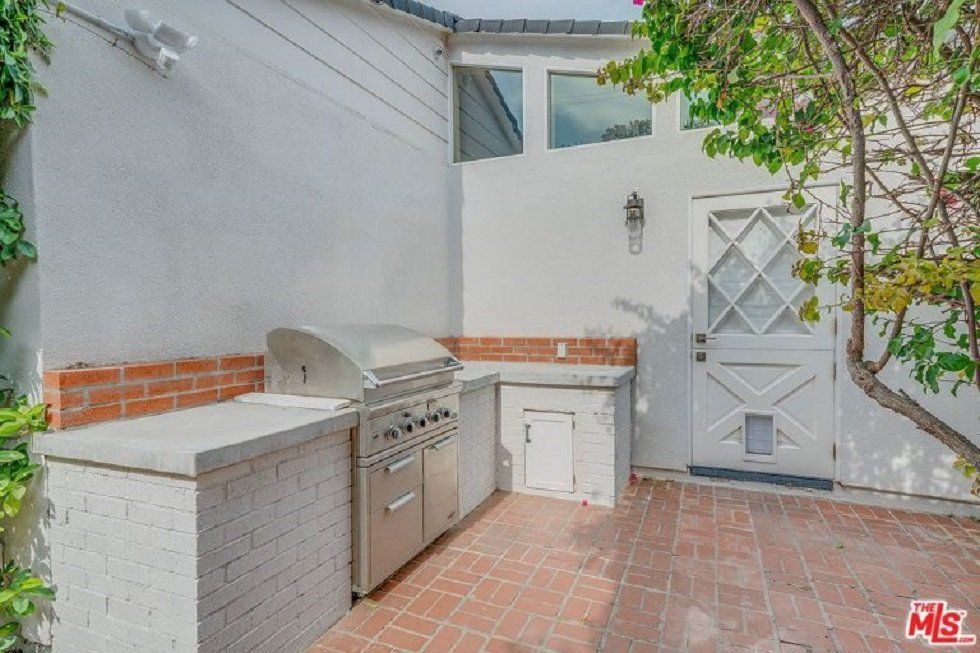 Selena Gómez, la estrella de Disney vende su casa para mudarse a otra mansión - Fotocasa Life - Casas de famosos, famosos - Curiosidades - Selena Gómez quiere vender una de sus casas, situada en Studio City. La compró el año pasado pero ahora quiere deshacerse de ella.