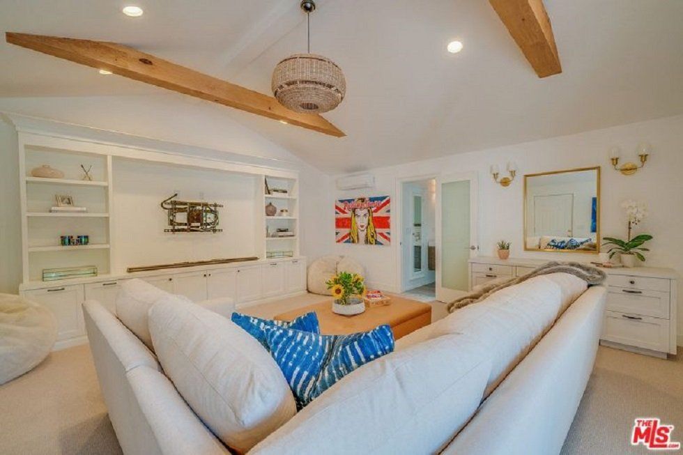 Selena Gómez, la estrella de Disney vende su casa para mudarse a otra mansión - Fotocasa Life - Casas de famosos, famosos - Curiosidades - Selena Gómez quiere vender una de sus casas, situada en Studio City. La compró el año pasado pero ahora quiere deshacerse de ella.