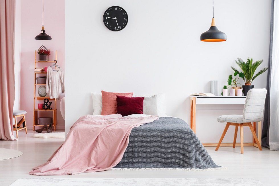 Un vestidor tras la cama